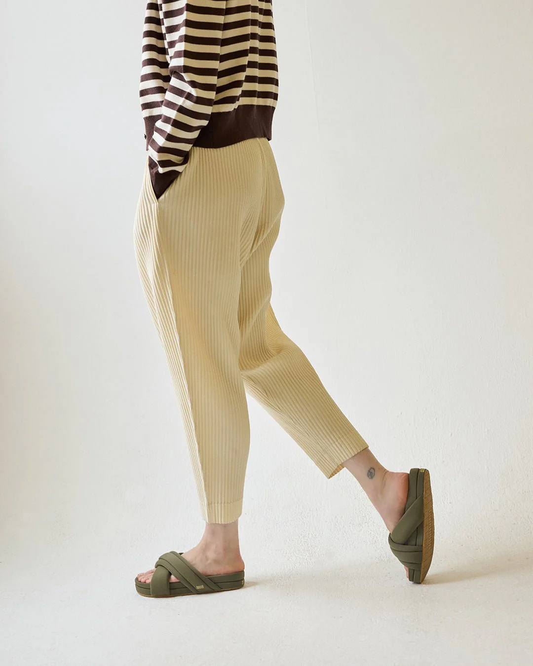 Huggy Slide - Moss Green - Image 9